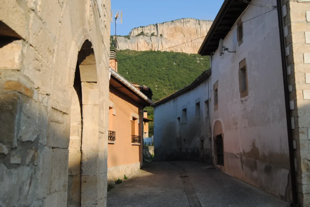 Calle de Ganuza a los pies de la sierra