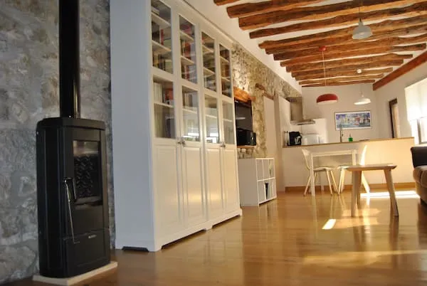 Salón confortable de la casa rural